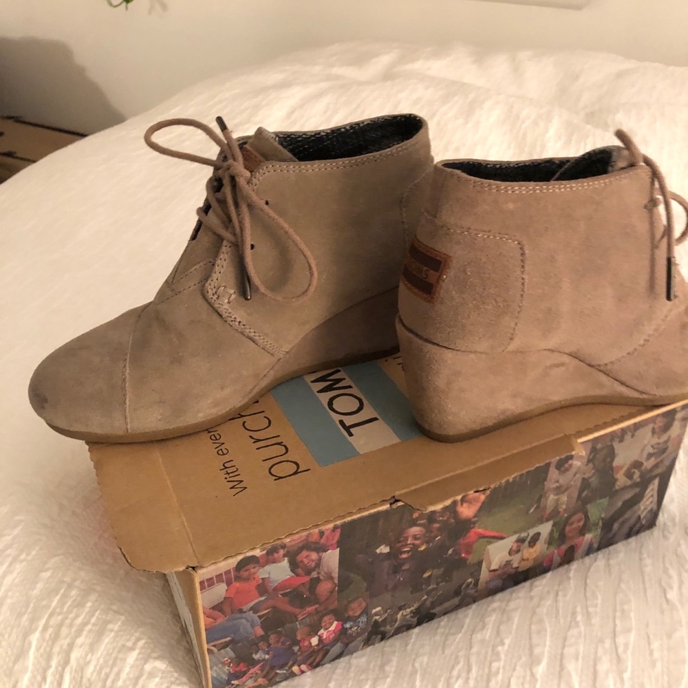 Toms booties taupe size 6✨